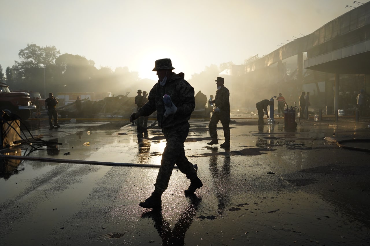 Число погибших от ракетного удара по ТРЦ в Кременчуге возросло